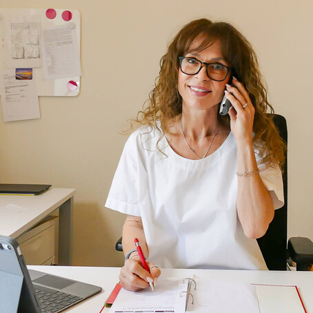 Ines am Telefon – Ansprechpartnerin im Empfangsbereich der Praxis.